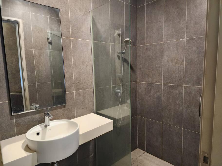 Sunflower/4r3b/klcc/1550sf/bacony/newcondo/bathtub *