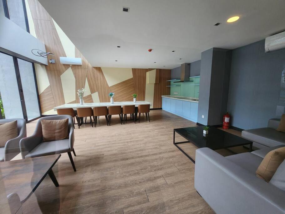 Sunflower/4r3b/klcc/1550sf/bacony/newcondo/bathtub